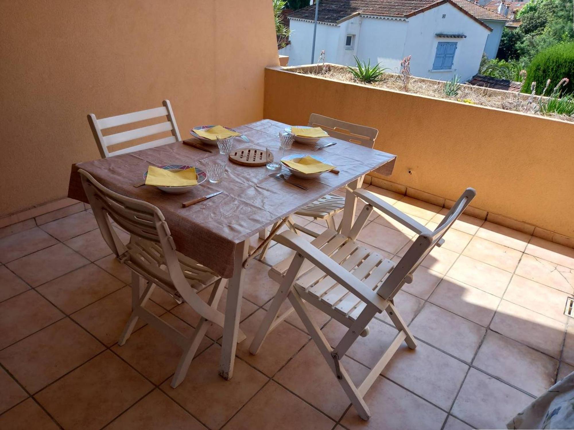 Apartment Climatise Avec Coin Nuit Et Terrasse Plein Sud, 10 M², Parking Inclus - Fr-1-100-194